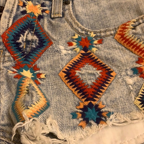 NWT Vintage Like LF Aztec Low Rise Jean Denim Shorts Size 25 - Picture 2 of 3